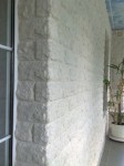 Облицовка стен зимнего сада плиткой дикий камень цвета белый мрамор.